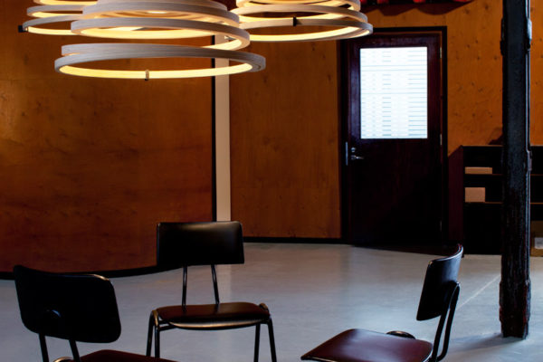 "Asprio 8000": Designerleuchte aus Holz von Secto aus Finnland (Foto: Secto)