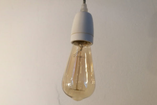 Lampenfassung aus Porzellan mit Vintage-Glühbirne (Foto: kult-lampen.de)