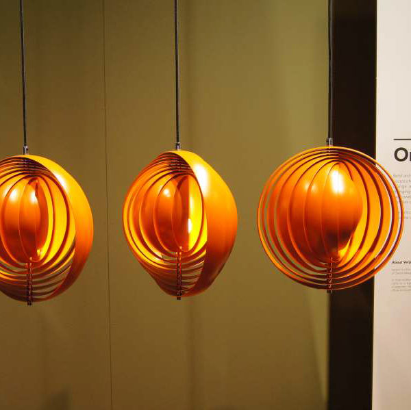 "Moon Lamp" von Verner Panton in orange