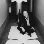 Mario Bellini mit seiner Leuchte "Chiara" im Jahr 1969 (Foto: Flos / Giuseppe-Pino)